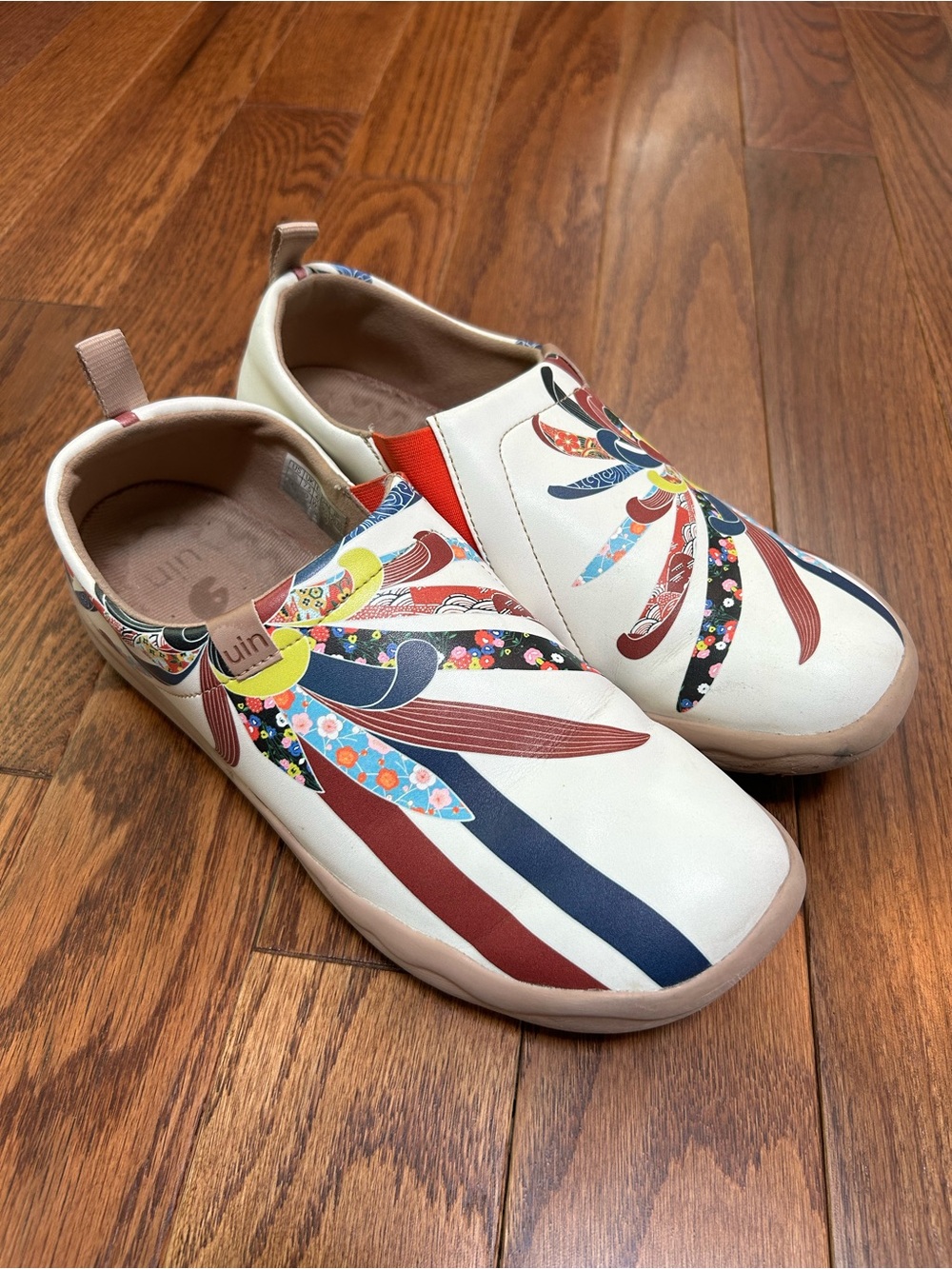 uin Floral Slip-On Shoes in Cream size 10